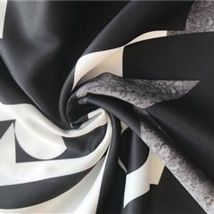 几何印花缎面普拉斯